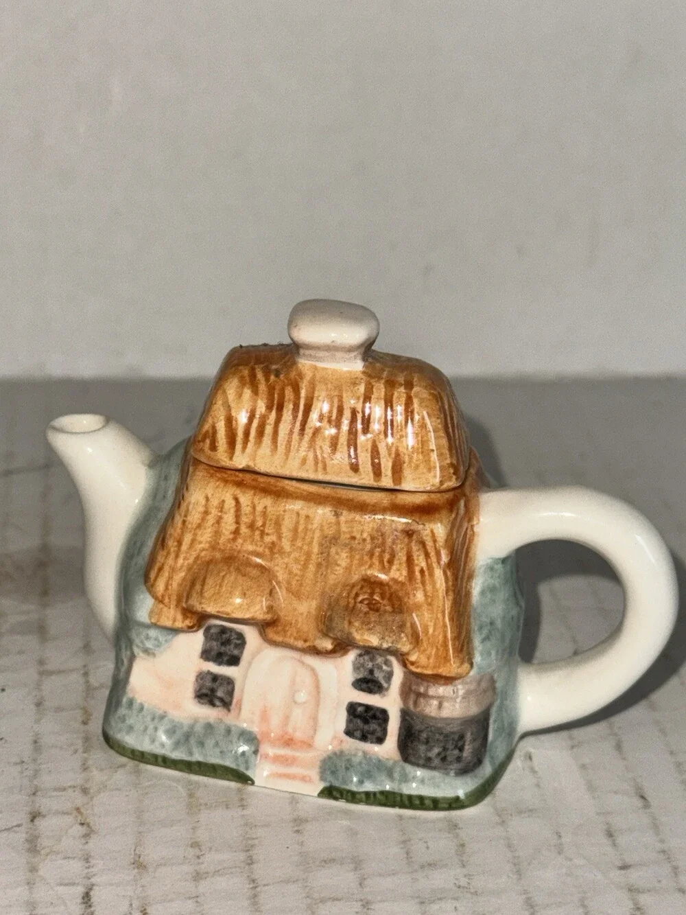 Miniature Cottage House Teapot Ceramic Thatched Roof Pink Door Green Decor Lid